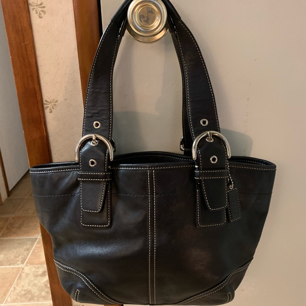 I’m selling black leather original coach purse.
